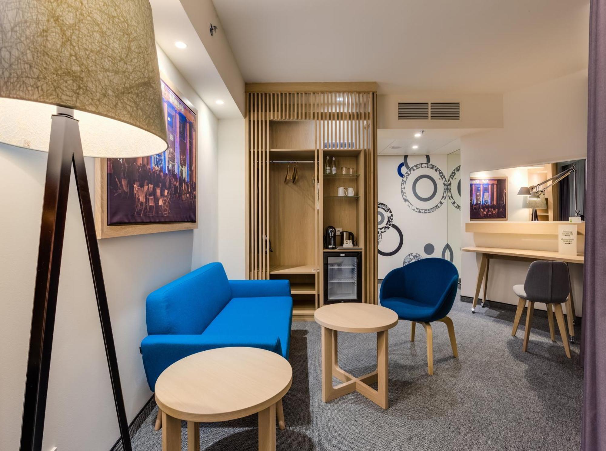 Apartament typu Suite z łóżkiem typu king-size i widokiem na miasto